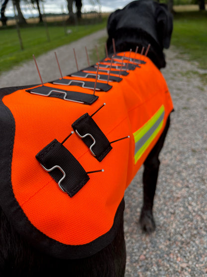 Dogtech Wolf, detaljbild på vargstål / varg-skydd monterat på rygg och lår. 